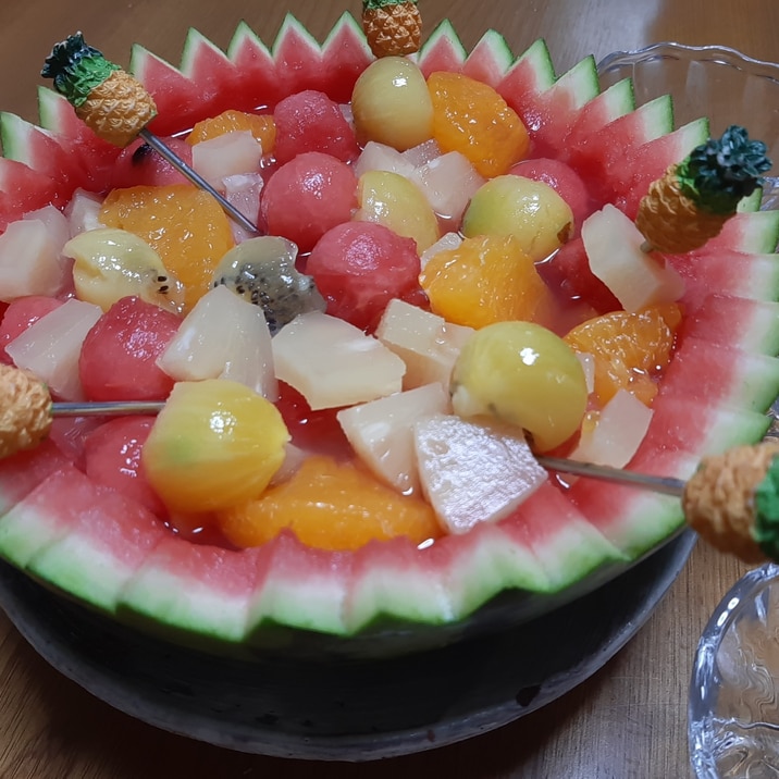 スイカを器にしたフルーツポンチ レシピ 作り方 By ゆいちゃん ママ 楽天レシピ スイカを器にしたフルーツポンチ レシピ 作り方 By ゆいちゃん ママ 楽天レシピ